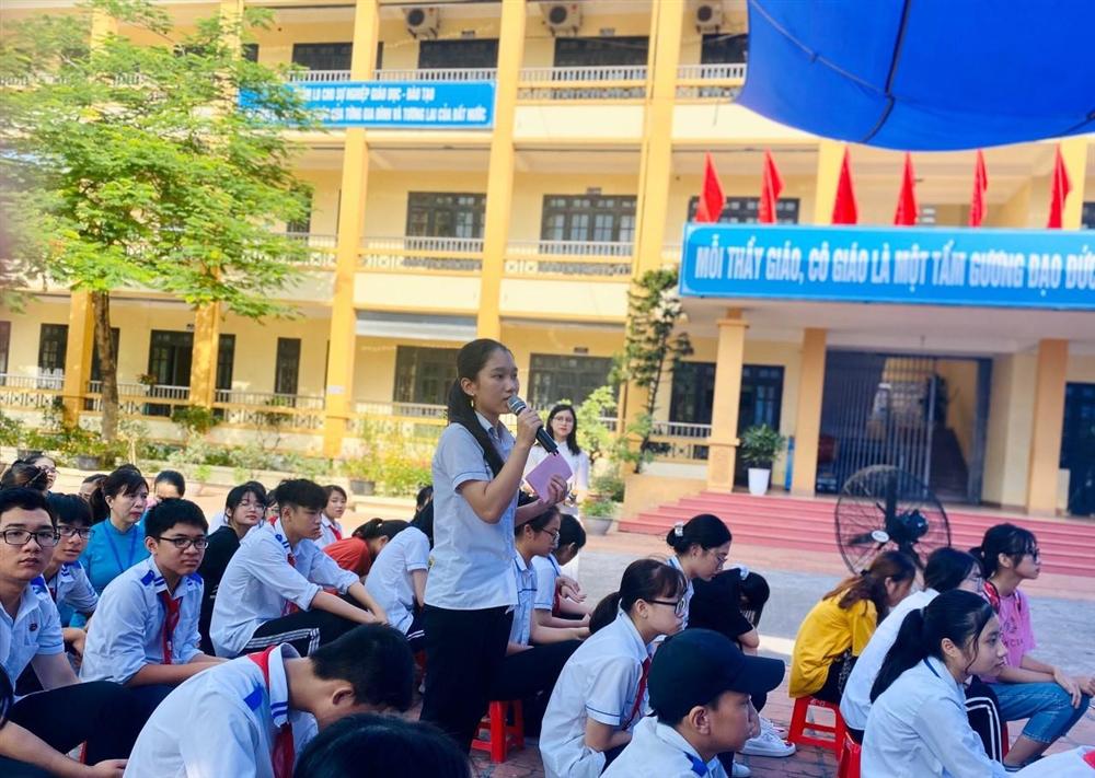 Các em học sinh của trường THPT Cẩm Sơn (TP Cẩm Phả) chia sẻ ý kiến trong Diễn đàn Điều em muốn nó
