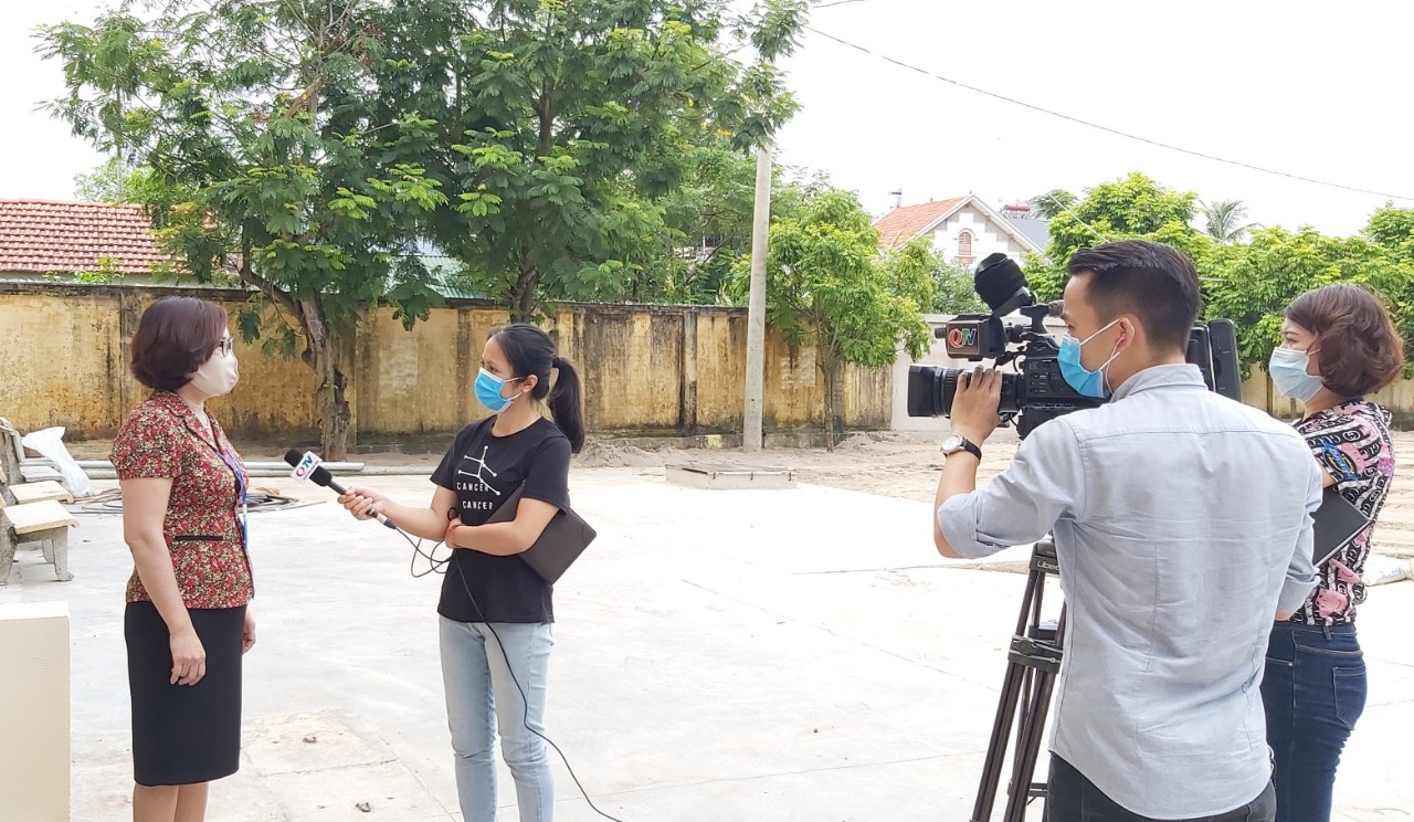 Nhóm phóng viên phòng Thời sự, Trung tâm truyền thông tỉnh tác nghiệp tại trường Tiểu học Phương Đông B, TP Uông Bí trong mùa dịch Covid-19.