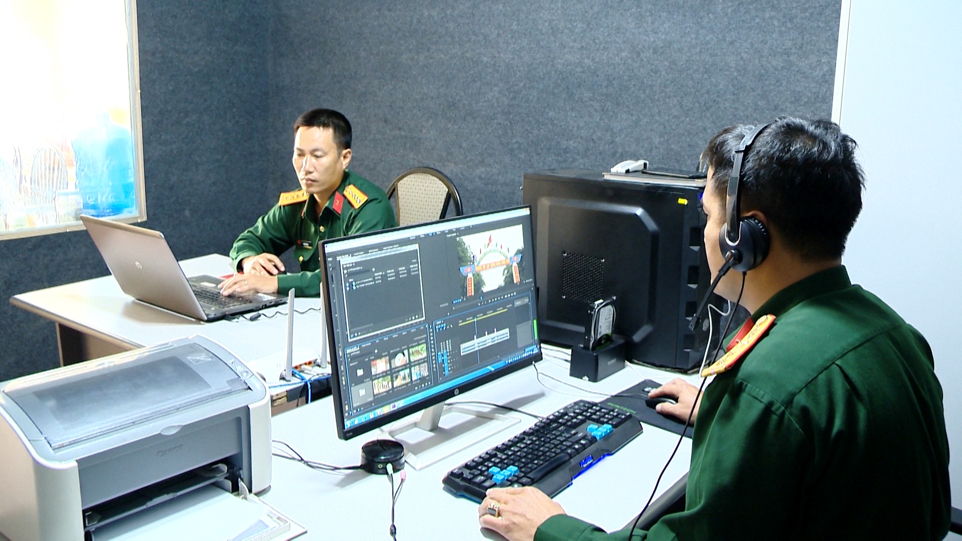 Không khí sản xuất tác phẩm dự thi Liên hoan nghiệp vụ báo chí tỉnh Quảng Ninh lần thứ II năm 2020 tại Bộ CHQS tỉnh.
