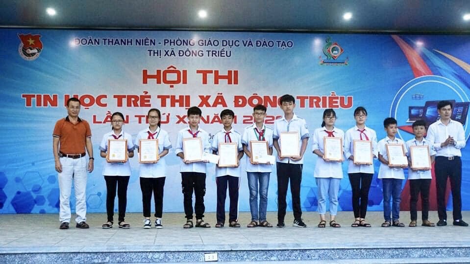 Ban tổ chức trao giải cho các thí sinh đạt giải của Hội thi Tin học trẻ TX Đông Triều năm 2020,