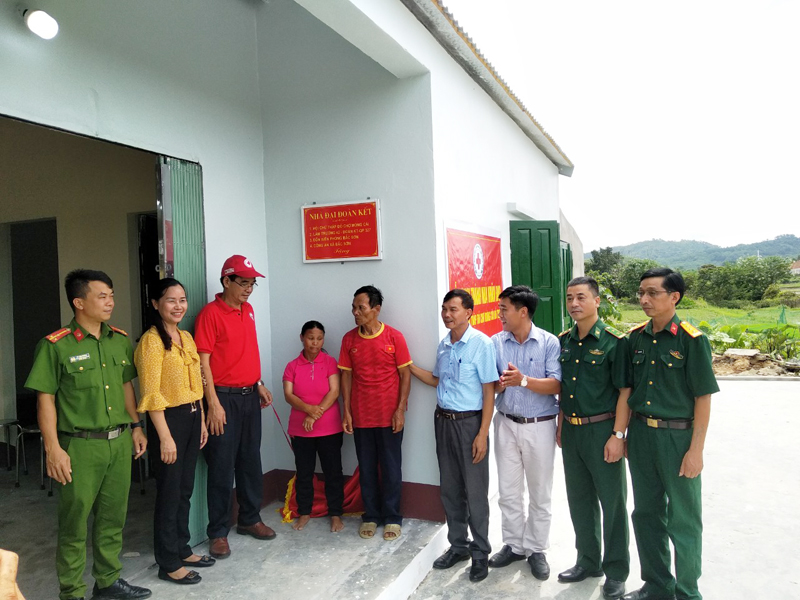 Công an TP Móng Cái cùng các đơn vị, tổ chức trao nhà đại đoàn kết cho hộ nghèo tại thôn Phình Hồ, xã Bắc Sơn, TP Móng Cái.