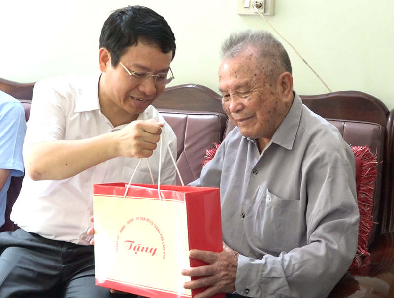 Lãnh đạo TP Cẩm Phả thăm, tặng quà cho ông Hoàng Bách ở khu phố Minh Hòa, phường Cẩm Bình