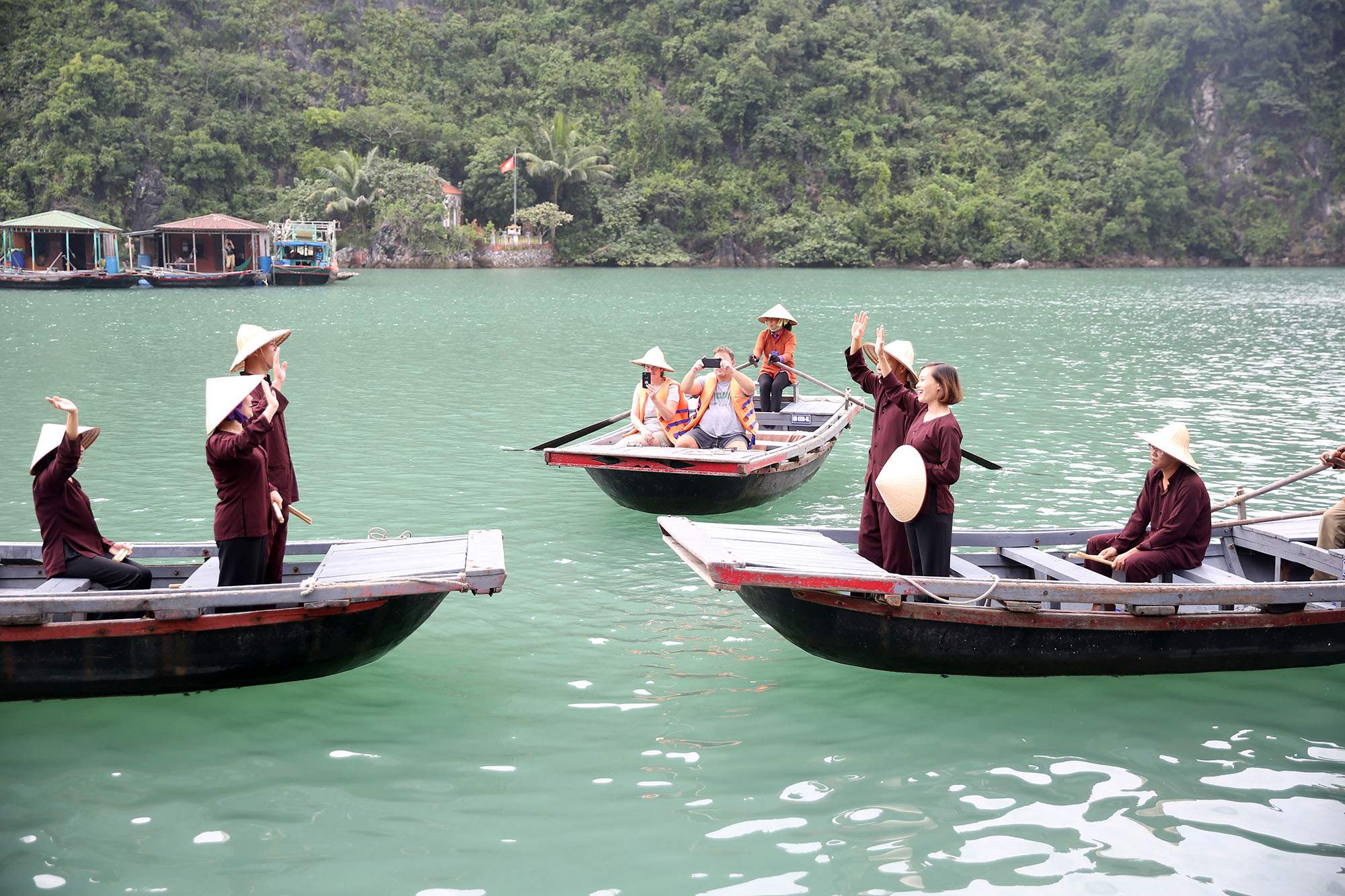 Tourists have a chance to enjoy folk love songs in the quiet, peaceful and charming space.