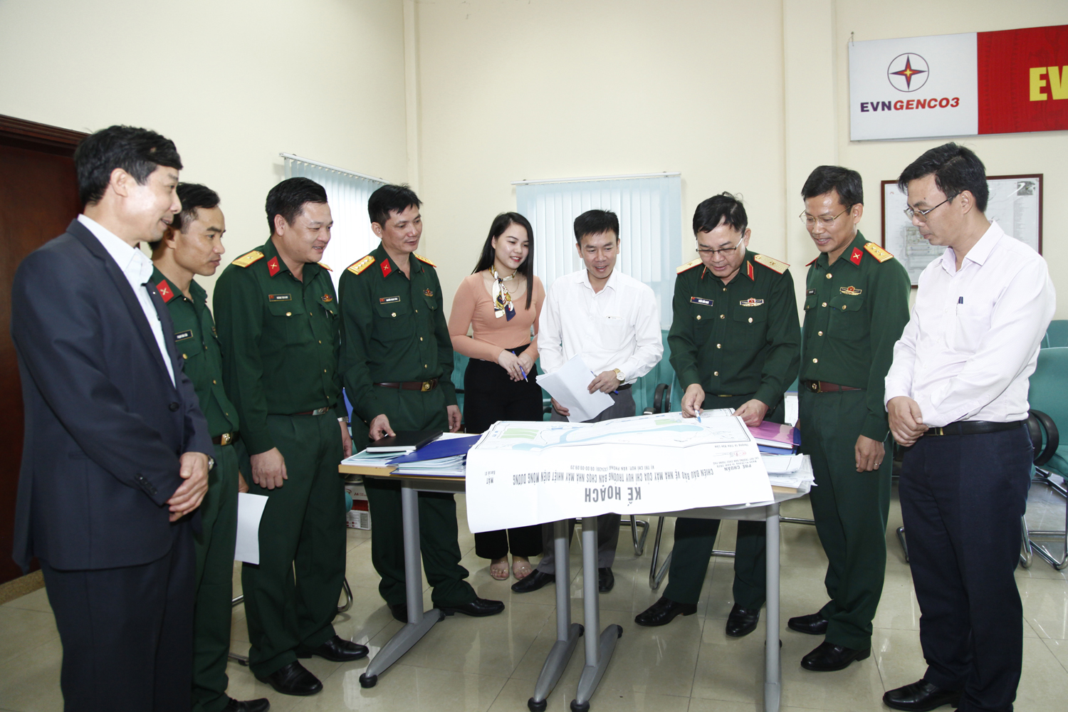 Đoàn công tác kiểm tra hệ thống văn kiện SSCĐ tại Công ty Nhiệt điện Mông Dương.