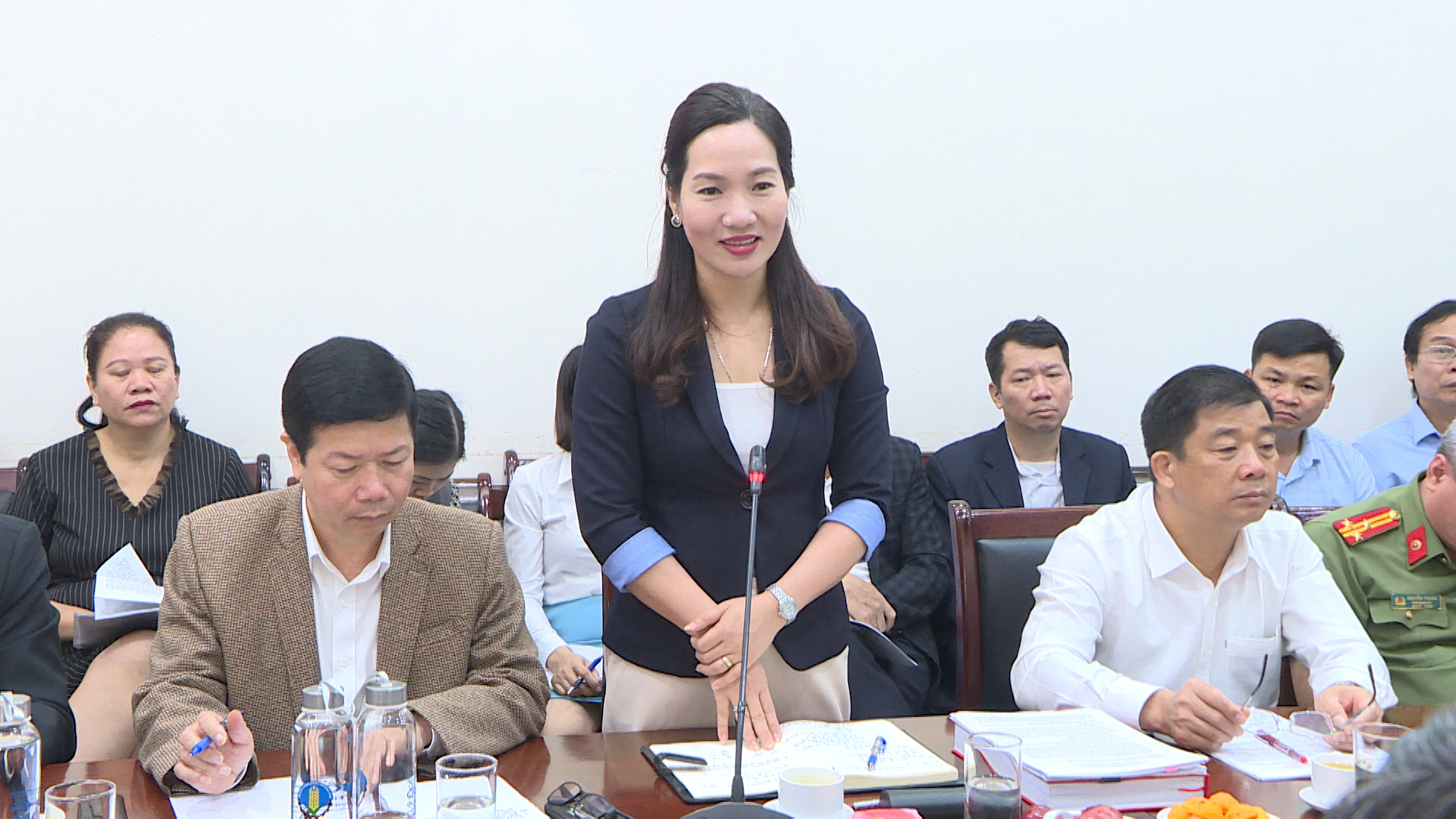 Đồng chí Nguyễn Thị Hạnh, Phó Chủ tịch UBND thu ý kiến của các thành viên trong Hội đồng thẩm định.