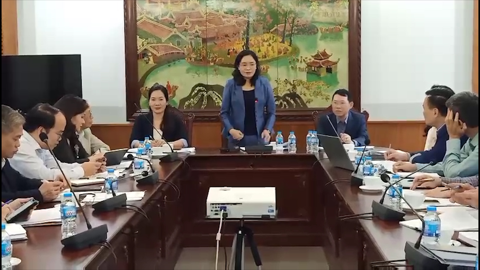 Tiến sỹ Trịnh Thị Thủy, Thứ trưởng Bộ Văn hóa, Thể thao và Du lịch chỉ đạo tại cuộc họp.