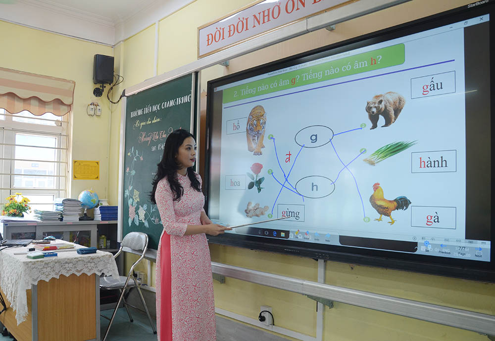 Cô giáo Hoàng Thị Thu Quỳnh, Trường Tiểu học Quang Trung, TP Hạ Long sử dụng bảng thông minh để dạy môn Tiếng Việt cho học sinh lớp 1.