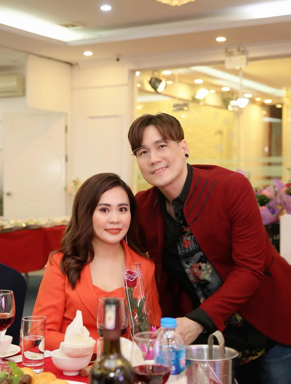 Ca sĩ Khánh Phương tặng hoa cho diễn viên Phan Kim Oanh.
