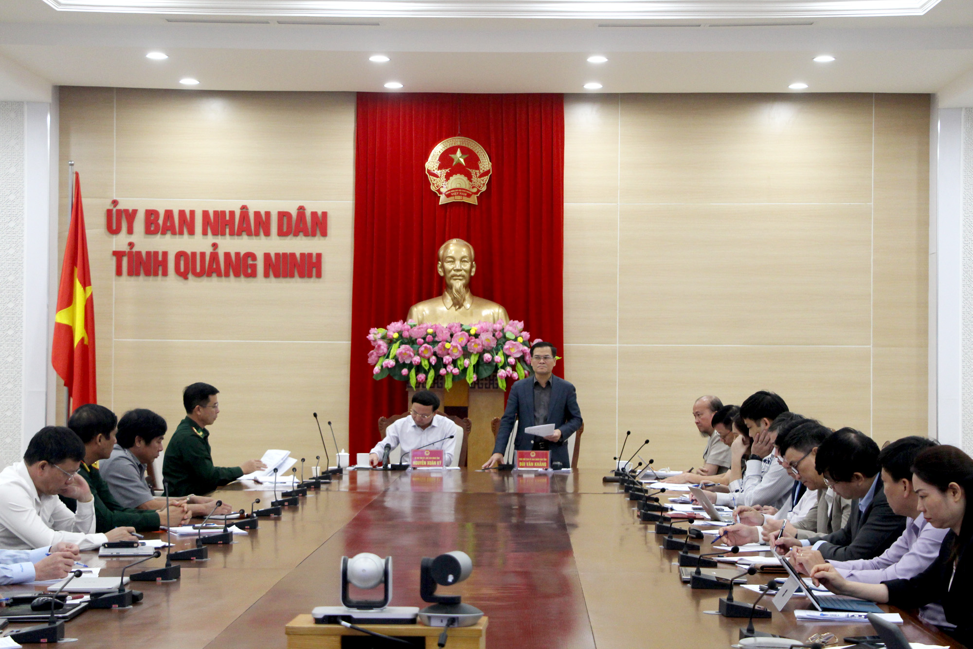 Đồng chí Bùi Văn Khắng, Phó Chủ tịch UBND tỉnh, phát biểu kết luận cuộc họp.