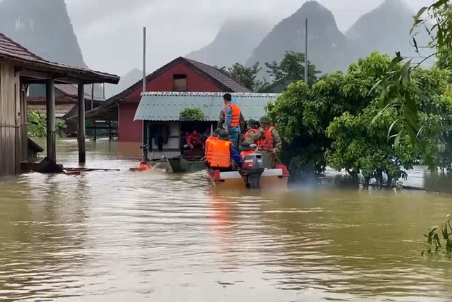 Lực lượng cứu hộ hỗ trợ người dân vùng lũ tại Quảng Bình. Ảnh: TTXVN