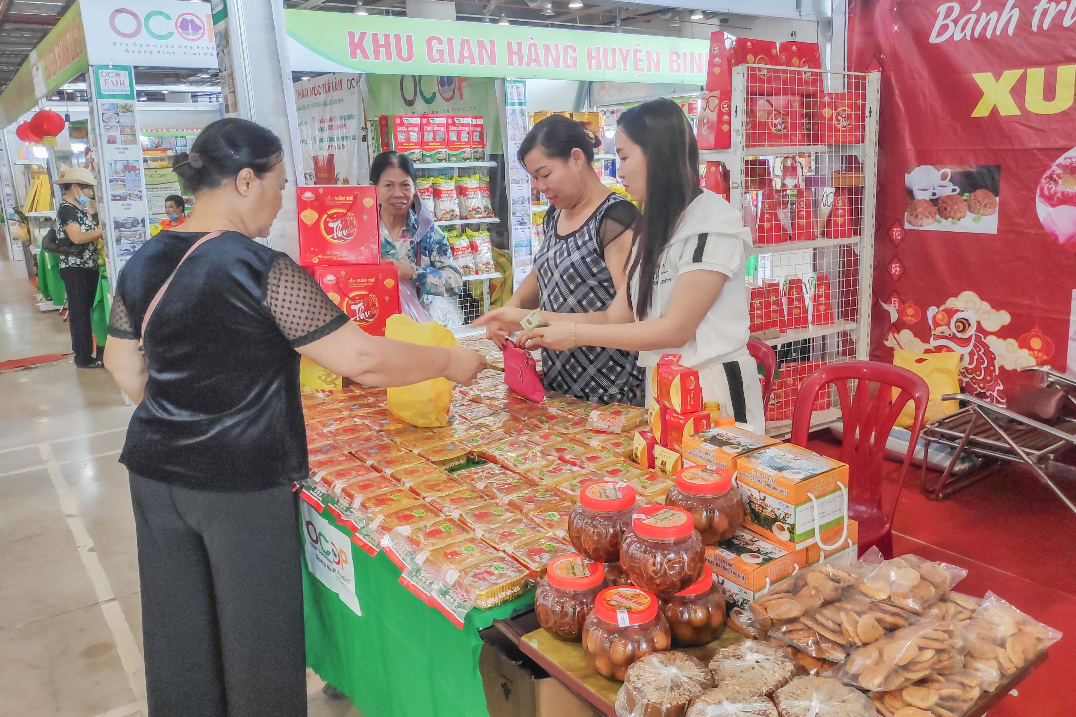 Người dân tham quan, mua sắm tại Hội chợ OCOP Quảng Ninh - Hè 2020 (tháng 5/2020)