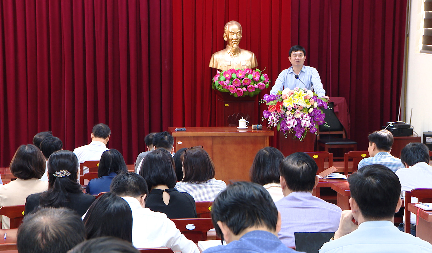 Đồng chí Ngô Hoàng Ngân, Phó Bí thư Thường trực Tỉnh ủy trao đổi với các học viên đang theo học tại Trường Đào tạo cán bộ Nguyễn Văn Cừ.
