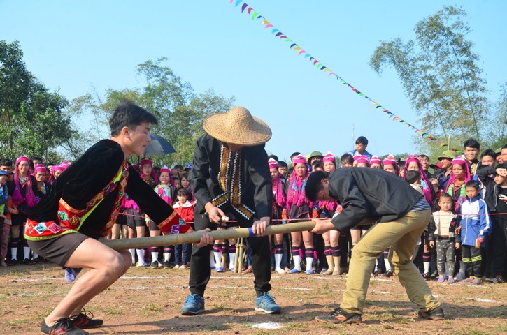 Thi đẩy gậy trong Lễ hội Văn hoá - Thể thao dân tộc Dao xã Hà Lâu năm 2019.