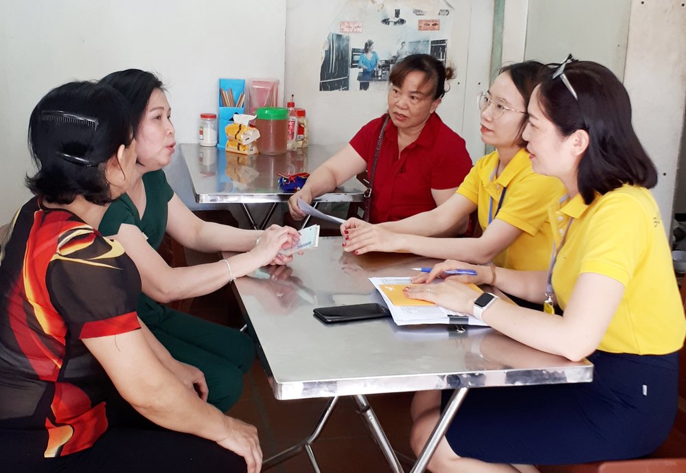 Cán bộ Bưu điện TP Cẩm Phả trực tiếp đến hộ gia đình hộ tiểu thương tại phường Cẩm Thạch để tuyên truyền, vận động người dân tham gia BHXH tự nguyện. 