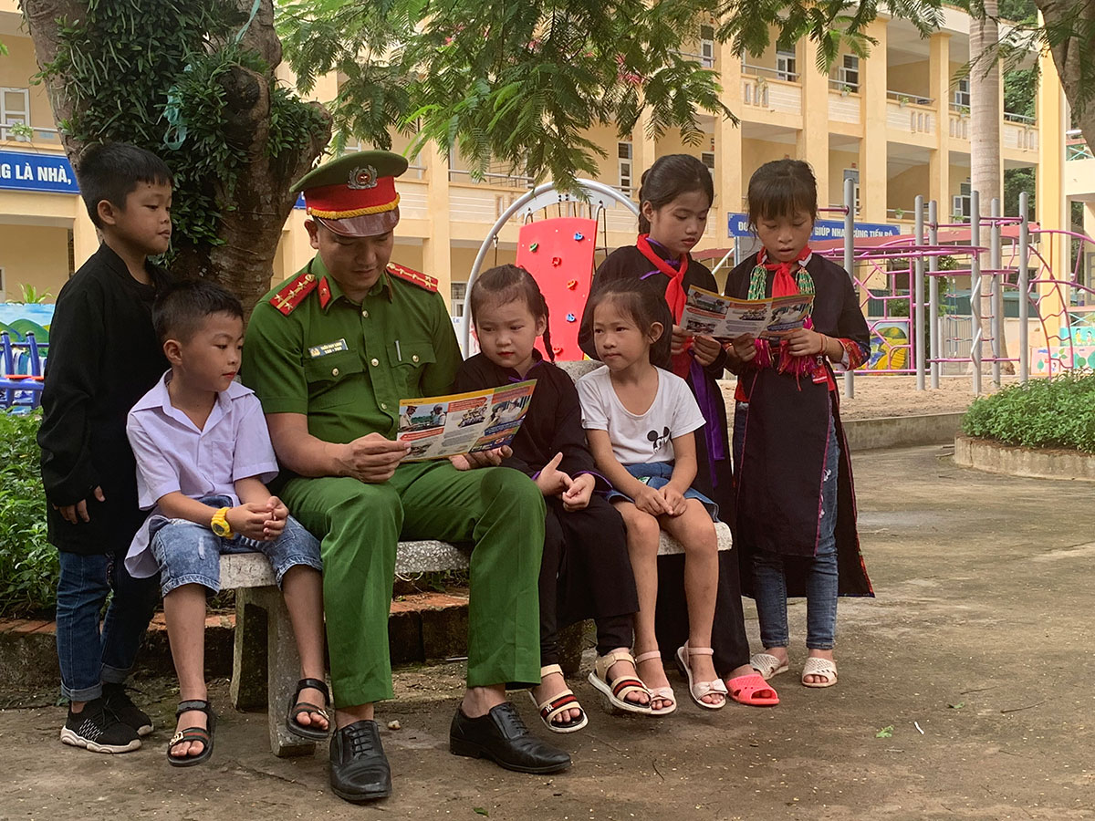 Đại úy Trần Duy Long, Công an xã Hà Lâu, tuyên truyền Luật giao thông cho học sinh Trường PTDT bán trú TH&THCS Hà Lâu.