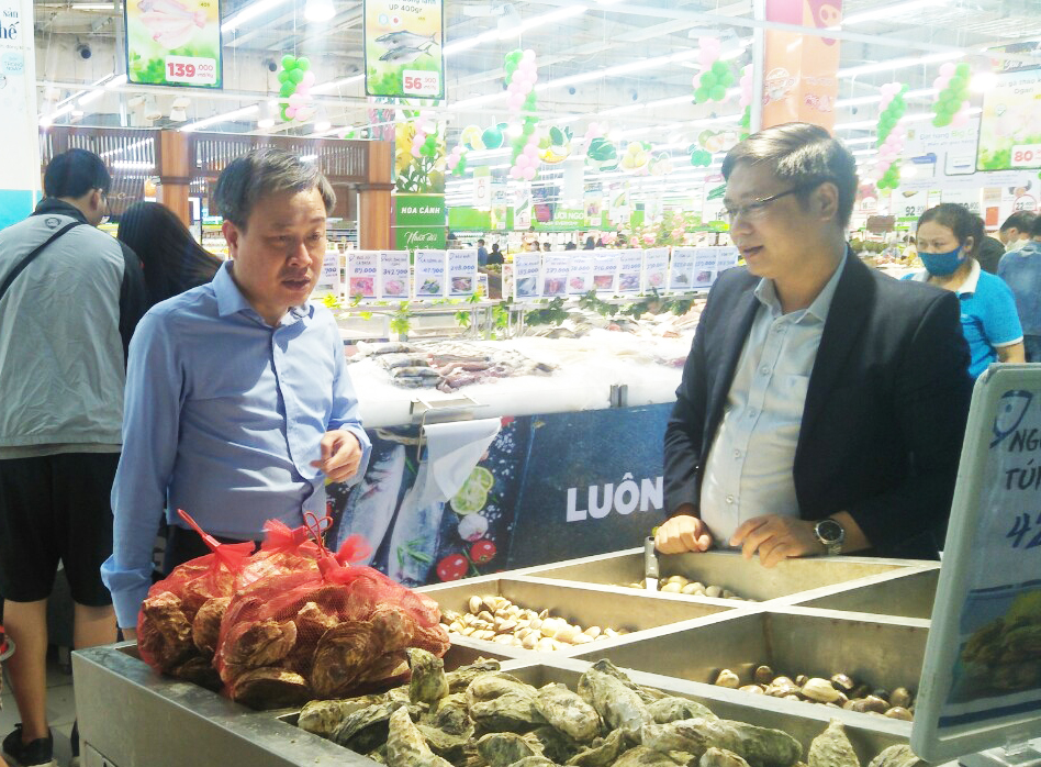 Đoàn công tác Sở Công Thương khảo sát hàng hóa của tỉnh được bày bán tại Big C Thăng Long (Hà Nội), tháng 10/2020.