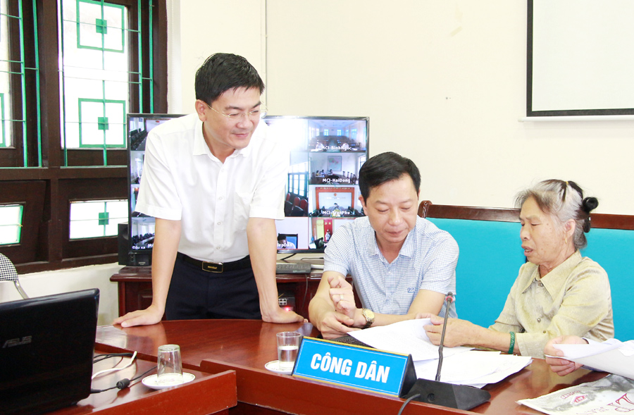 Đồng chí Lê Văn Ánh, Bí thư Thành ủy Móng Cái (giữa) cùng lãnh đạo UBND TP Móng Cái thực hiện tiếp dân theo Quy định số 11-QĐi/TW của Bộ Chính trị.
