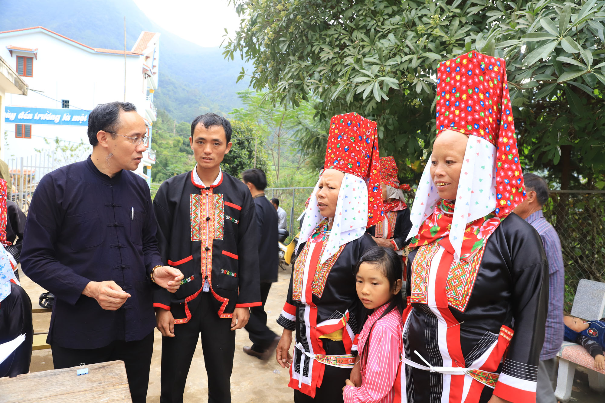 Đồng chí Dương Mạnh Cường, Bí thư Huyện ủy Bình Liêu (thứ nhất bên trái) lắng nghe tâm tư, nguyện vọng của người dân.