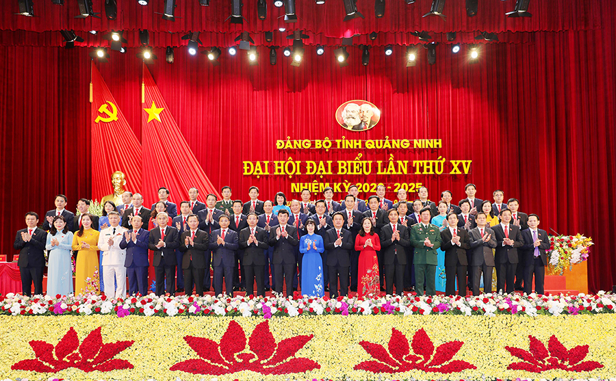 Ban Chấp hành Đảng bộ tỉnh khóa XV, nhiệm kỳ 2020-2025 ra mắt Đại hội, tháng 9/2020.
