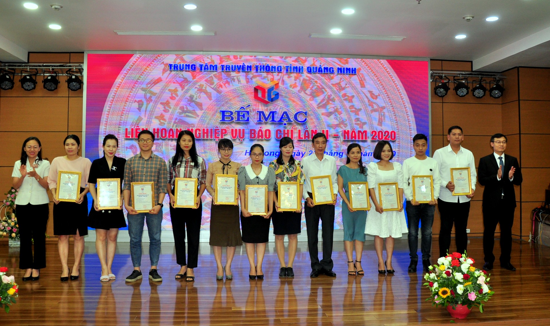 Ban Tổ chức trao thưởng cho các tác giả, nhóm tác giả đoạt giải Bạc của Liên hoan.