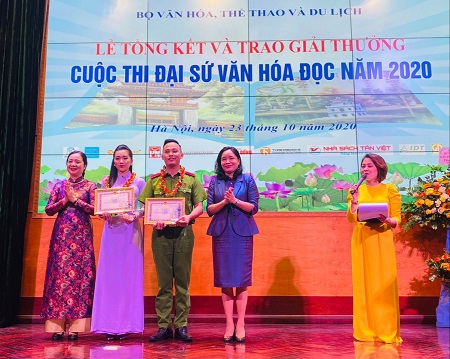 Ban Tổ chức trao 2 giải Đại sứ Văn hóa đọc cho Đặng Phương Nam, sinh viên Học viện Cảnh sát nhân dân và Nguyễn Hoàng Yến, học sinh Trường THPT Đông Triều, tỉnh Quảng Ninh - Ảnh: VGP
