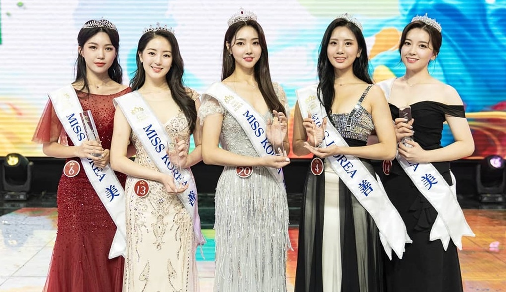 Từ trái qua: Jeon Yeon Ju (20 tuổi, ở Seoul), Ryu Seo Bin (19 tuổi, ở Ulsan, Busan), hoa hậu Kim Hye Jin, Lee Hwa In (21 tuổi, Seoul), Jeon Hye Ji (22 tuổi, Gyeongbuk). Ảnh: Hankook Ilbo.