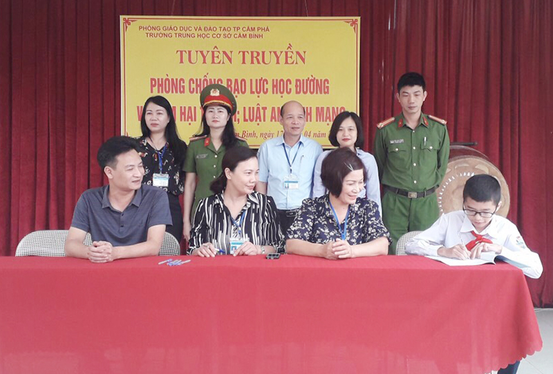 Đại diện giáo viên, hội cha mẹ học sinh và học sinh trường THCS Cẩm Bình ký kết phối hợp tuyên truyền về phòng chống bạo lực học đường. 