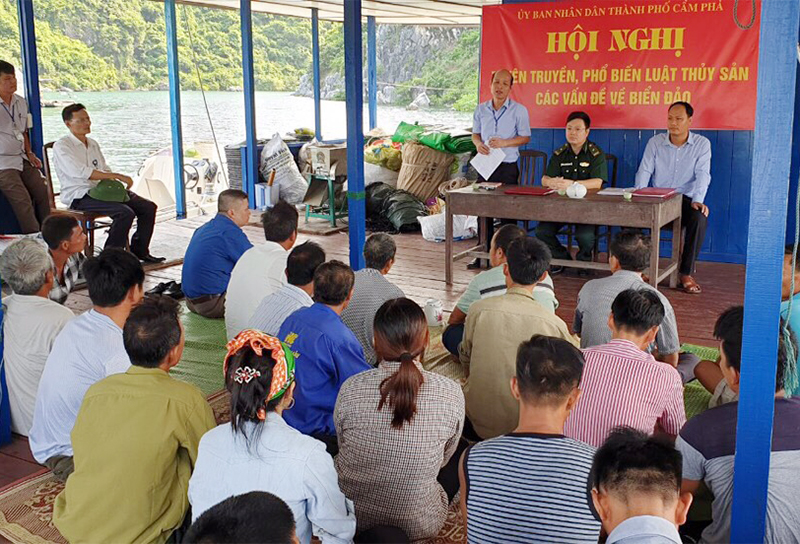 Các cơ quan, đơn vị của TP Cẩm Phả tuyên truyền cho ngư dân xã Cẩm Hải các vấn đề về biển đảo.