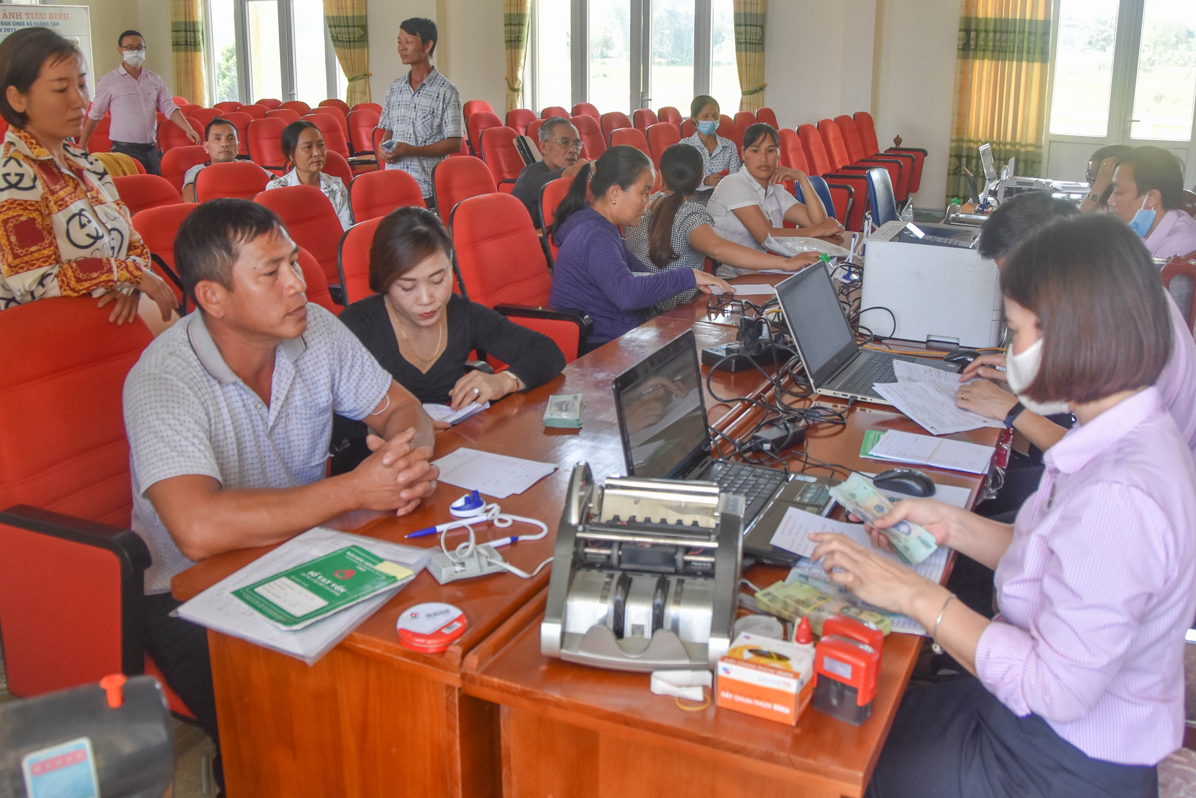 Ngân hàng CSXH huyện Đầm Hà giải ngân nguồn vốn vay tại UBND xã Quảng Tân, tháng 10/2020.