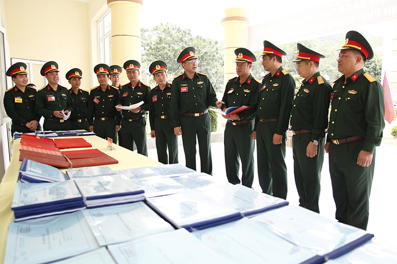 Các đại biểu tham quan khu vực trưng bày văn kiện ngành kỹ thuật của các đơn vị.