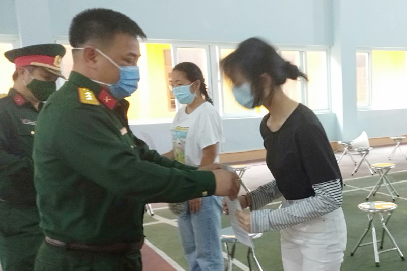 Thượng tá Nguyễn Tiến Vinh, Trung đoàn trưởng Trung đoàn 244, trao giấy chứng nhận cho các công dân hoàn thành thời gian cách ly tập trung tại đơn vị.