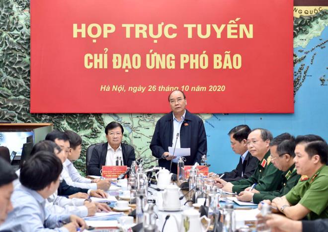 Thủ tướng Nguyễn Xuân Phúc điều hành cuộc họp trực tuyến với các địa phương để ứng phó bão.