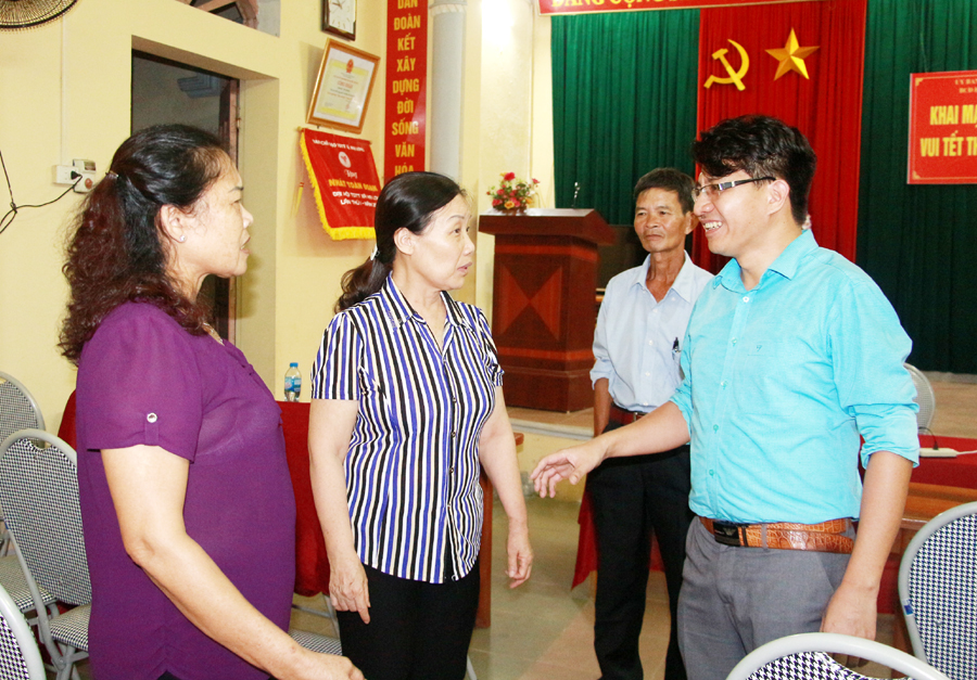 Đồng chí Châu Quốc Tuấn, Bí thư Đảng ủy xã Hạ Long (ngoài cùng, bên phải) là một trong những cán bộ trẻ được huyện điều động, tăng cường xuống cơ sở.