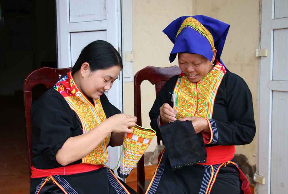 Phụ nữ thôn Nà Bắp, xã Đồn Đạc, huyện Ba Chẽ truyền dạy cho nhau nghề thêu thổ cẩm truyền thống