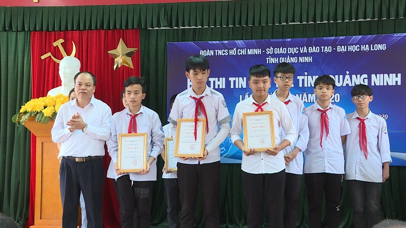Ban tổ chức trao giải cho các thí sinh đạt giải.