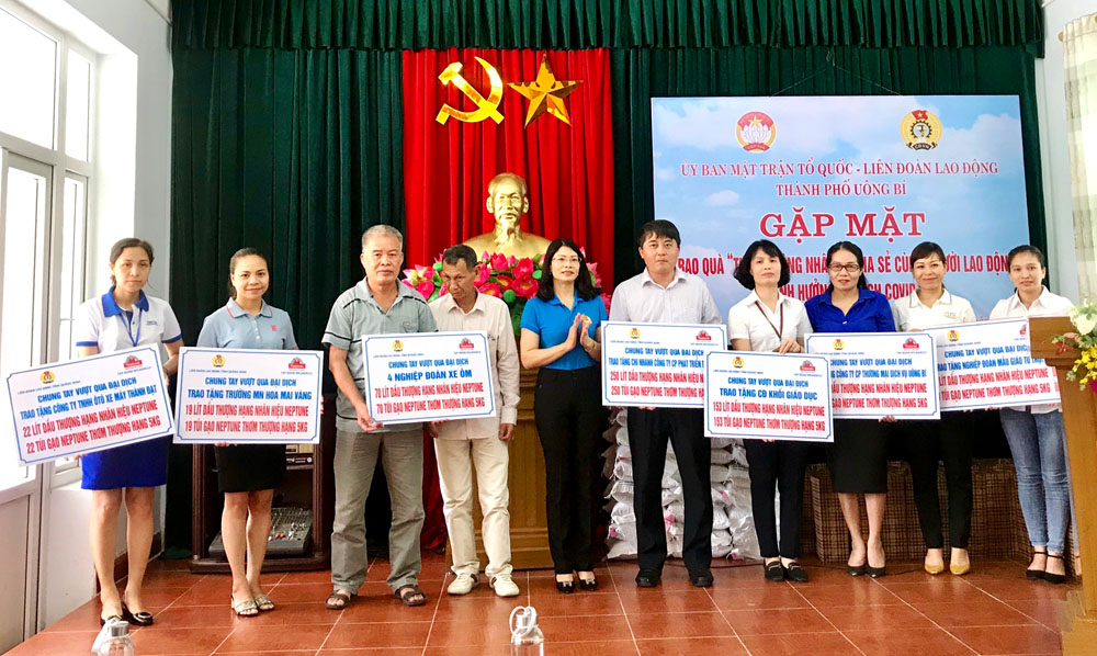 LĐLĐ tỉnh trao quà hỗ trợ cho CNLĐ Uông Bí bị ảnh hưởng bởi dịch Covid-19.