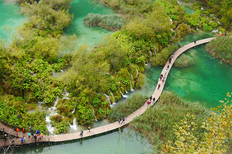 Vườn quốc gia hồ Plitvice nằm ở miền trung của Croatia là một di sản thế giới của UNESCO và được ví như viên ngọc xanh quý giá của châu Âu. Nơi đây bao gồm gần 20 hồ nước lớn nhỏ tiếp nối nhau được bao quanh bởi núi non trùng điệp và mây mù bao phủ, tạo nên khung cảnh như hoàn toàn cách biệt với thực tại bên ngoài.