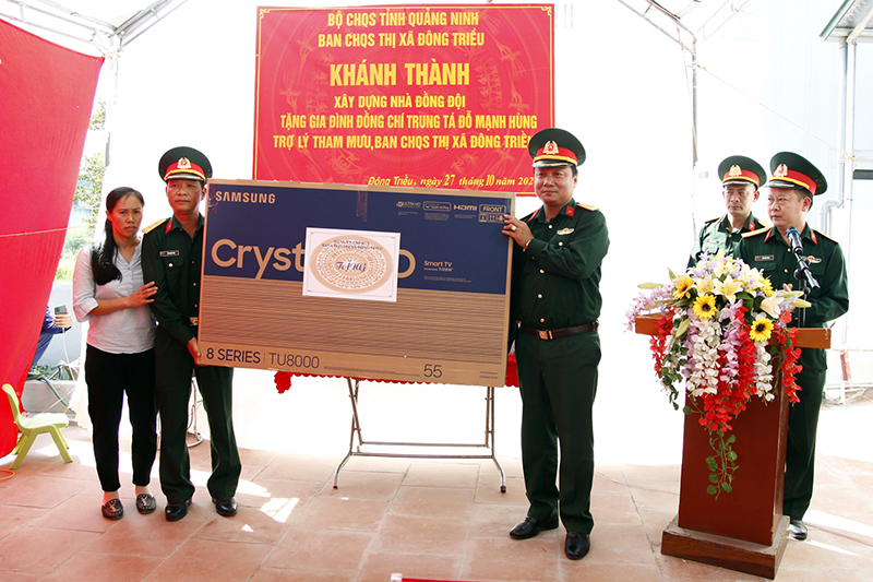 . Lãnh đạo Ban CHQS TX Đông Triều, tặng 1 chiếc tivi trị giá gần 10 triệu đồng cho gia đình đồng chí Hùng.