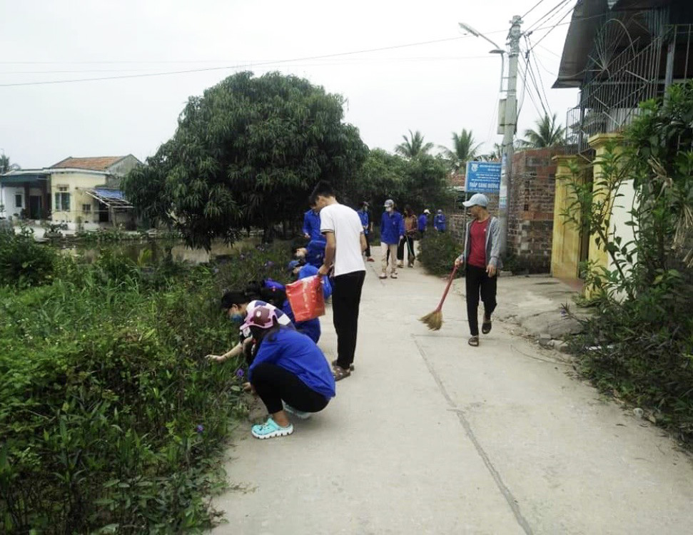 Đoàn viên thanh niên và người dân xã Tiền Phong (TX Quảng Yên) tham gia dọn vệ sinh thôn, xóm.