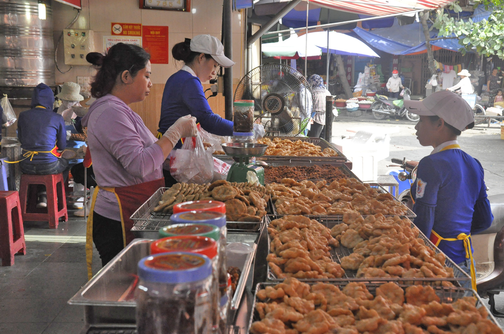 cửa hàng chả mực Thoan Hạ Long tại Chợ Hạ Long I, TP Hạ Long luôn được người dân, du khách yêu thích bởi vị đầm đà, thơm, ngon.