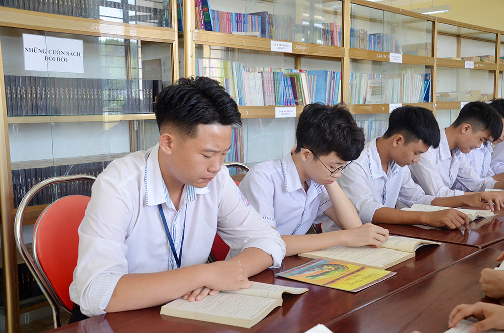 Học sinh Trường THPT Hoành Bồ, TP Hạ Long đọc sách tại thư viện nhà trường.
