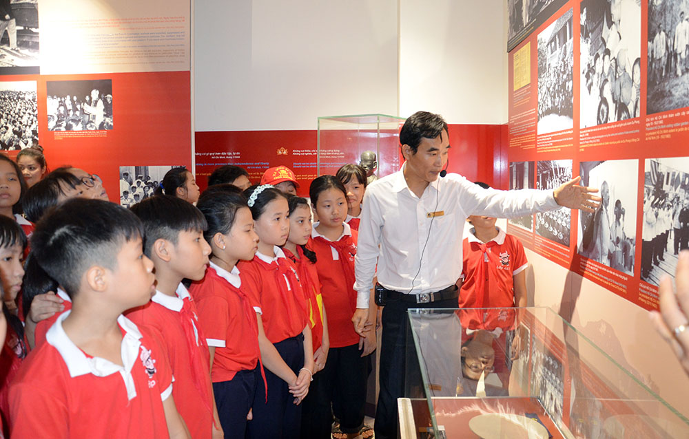Học sinh Trường Tiểu học Lê Hồng Phong, TP Hạ Long tham quan Bảo tàng tỉnh.