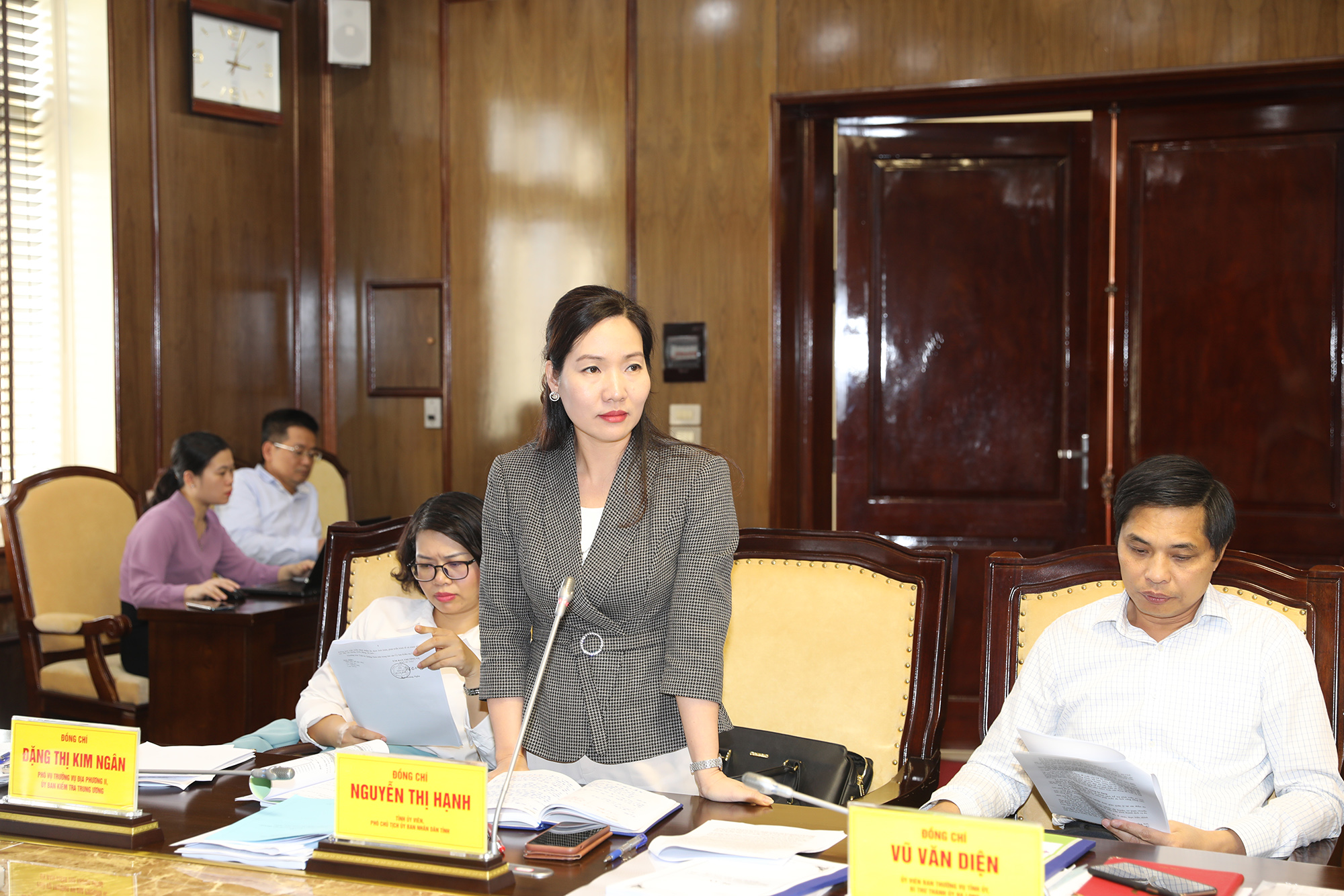 Đồng chí Nguyễn Thị Hạnh, Phó Chủ tịch UBND tỉnh tham gia ý kiến vào
