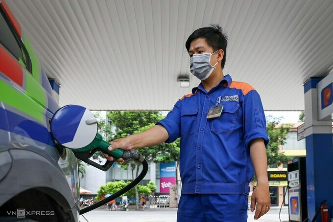 Ôtô bơm nhiên liệu tại trạm xăng của Petrolimex ở TP HCM. Ảnh: Quỳnh Trần.