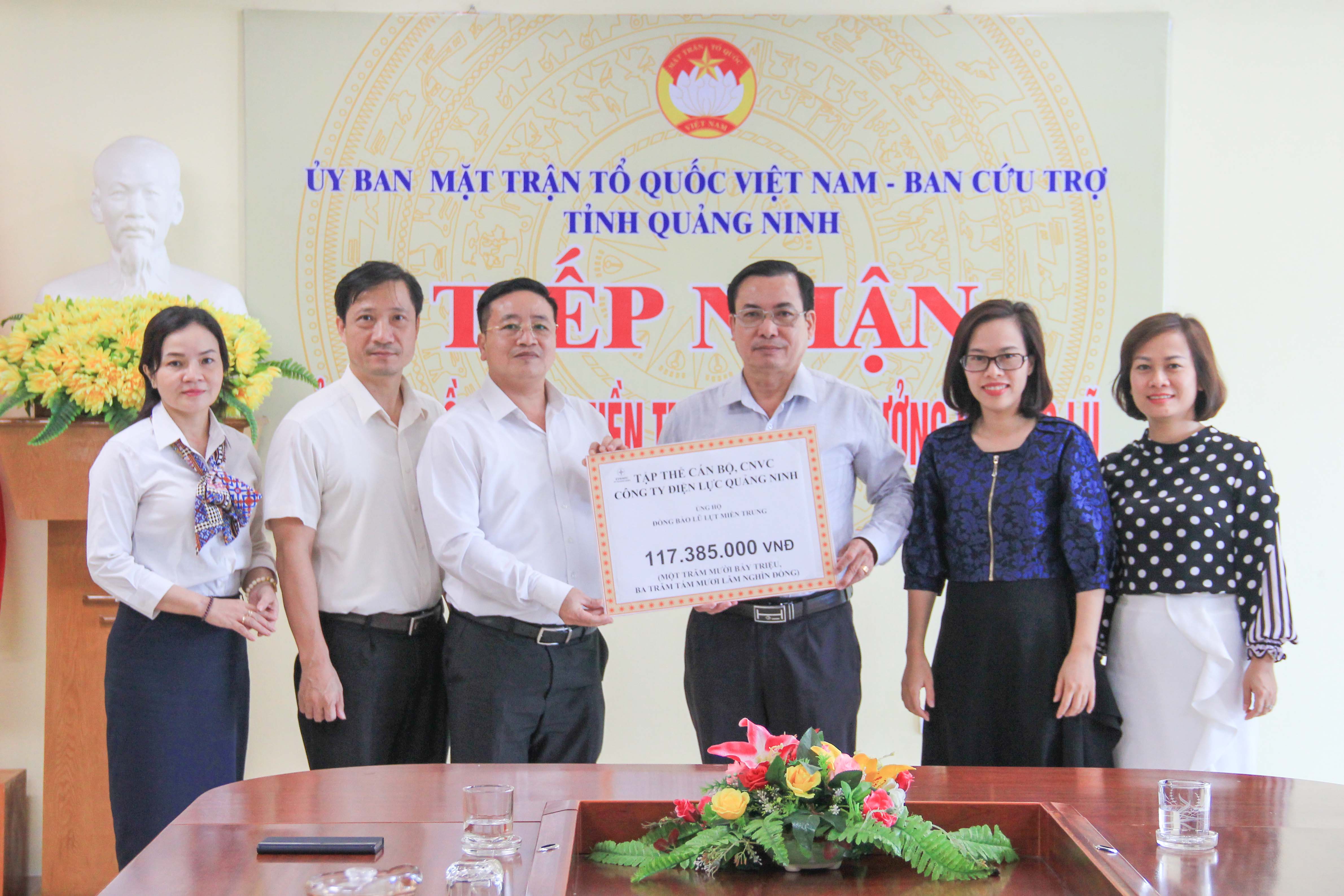 Tập thể Công ty Điện lực Quảng Ninh ủng hộ gần 117,4 triệu đồngvề Ủy ban MTTQ tỉnh.