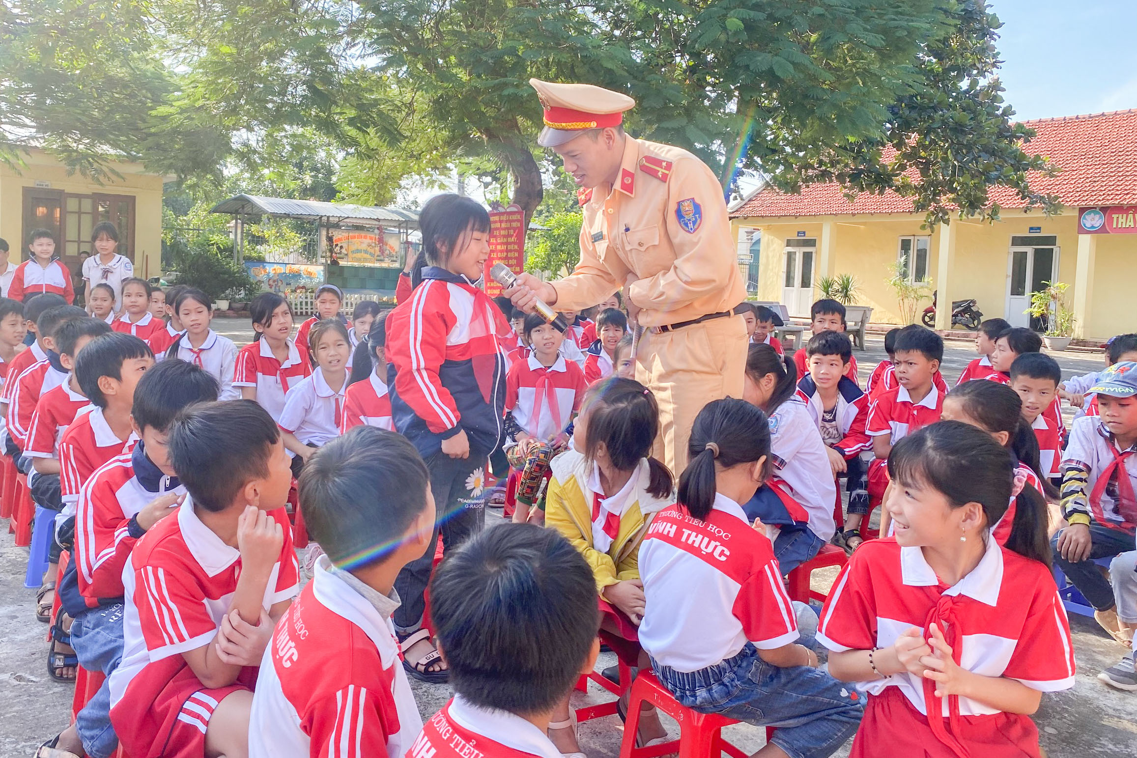 Đội Cảnh sát giao thông - Công an TP Móng Cái, tuyên truyền An toàn giao thông tại trường Tiểu học Vĩnh Thực, ngày 27/10.