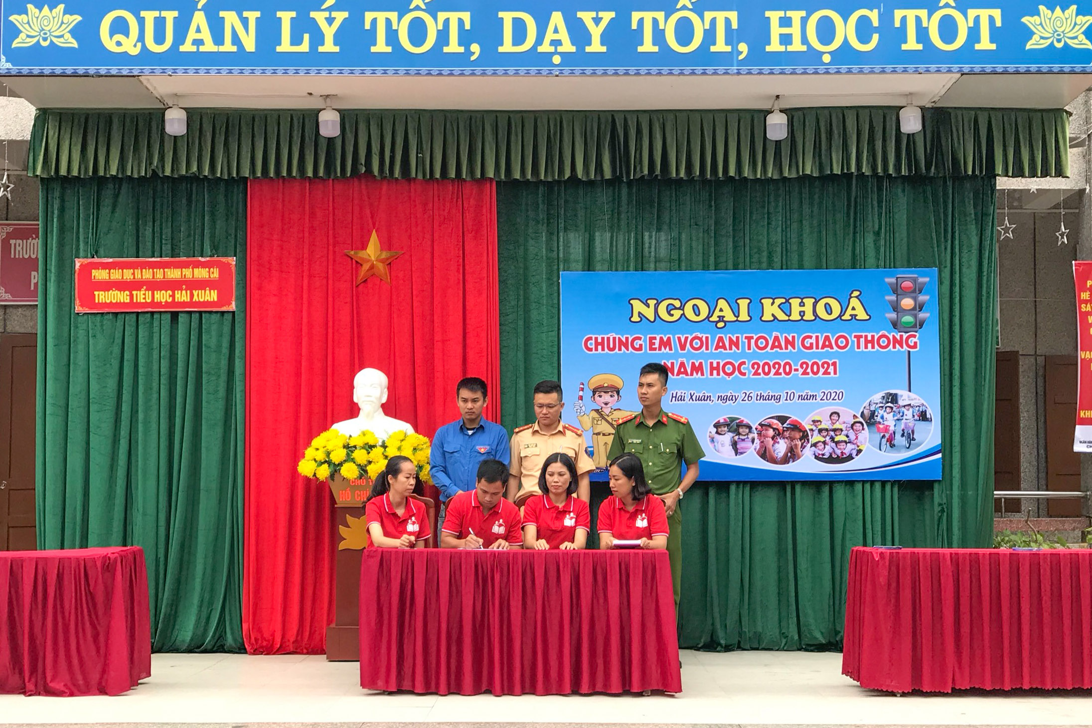 Trường THCS Trà Cổ (phường Trà Cổ, TP Móng Cái) tổ chức ký cam kết chấp hành pháp luật về An toàn giao thông.