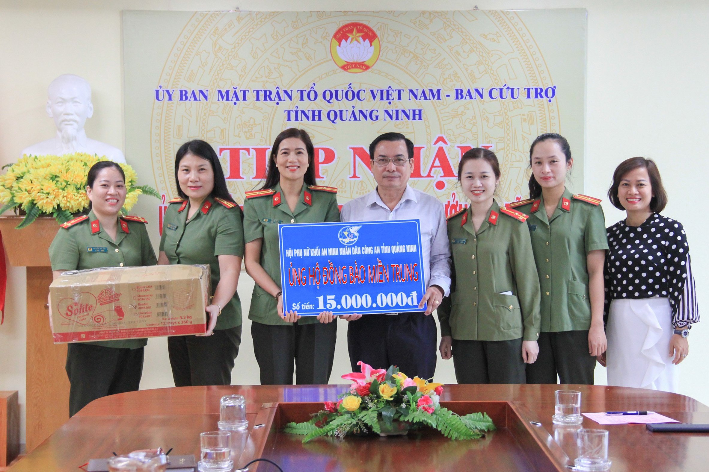 Hội Phụ nữ Khối an ninh nhân dân (Công an tỉnh) ủng hộ 15 triệu đồng về Ủy ban MTTQ tỉnh.