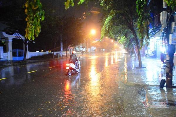 Ở TP Tam Kỳ (Quảng Nam) từ đêm qua đã có mưa to, kèm gió