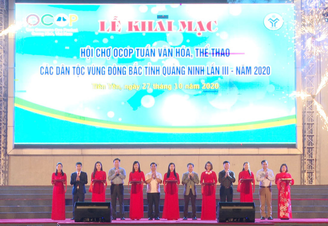 Các đại biểu cắt băng khánh thành Hội chợ OCOP Tuần Văn hóa thể thao các dân tộc vùng Đông Bắc tỉnh Quảng Ninh lần thứ 3 năm 2020